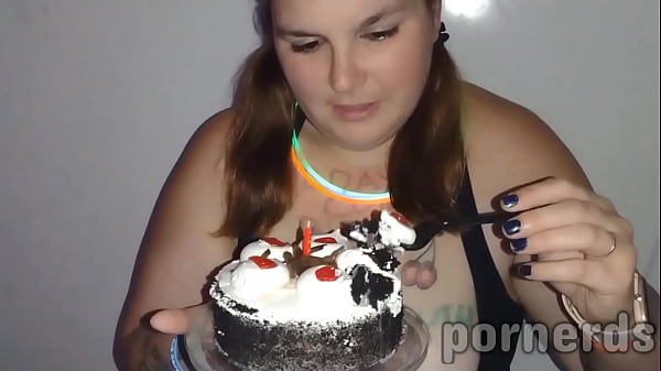 Cum Slut Eats 11 Loads On Her Birthday Cake! Porno Doeda